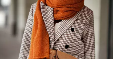 Jak nosit dvouřadá vlněná saka? Trendy kombinace pro elegantní i ležérní styl v nejmodernější barvě sezóny