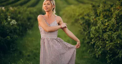 Naše babičky z nich měly ubrusy. Šaty s gingham vzorem se vrací. Tento letní tisk letos ovládl šaty všech značek