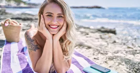 Jak se bezpečně opalovat: kompletní průvodce SPF, hydratací a přípravou pokožky