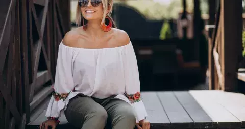 Tato módní pravidla můžete s klidem porušit. Stylistka prozradí, proč přehodnotit zastaralá módní pravidla pro ženy po padesátce