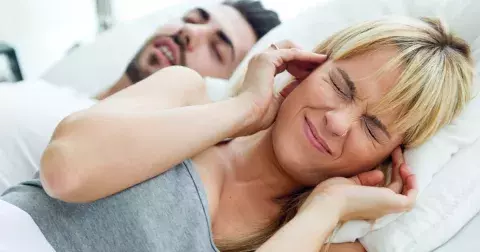 Chrápání může zničit dovolenou i zdraví. Jak poznat problém a vyřešit ho ambulantně, poradí lékař