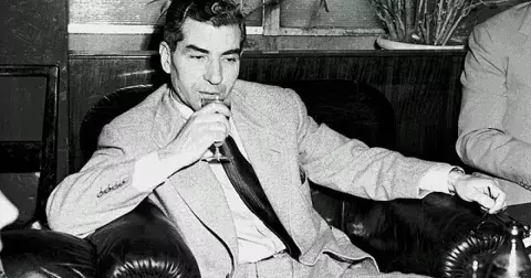Lucky Luciano: Mafiánský boss proslul drsnými válkami gangů a snahou o sjednocení mafie. Za války pomáhal policii