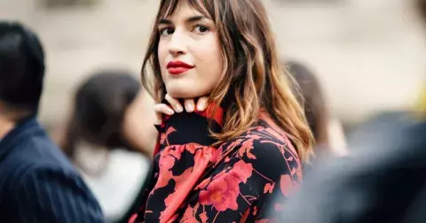 Barva rtěnky dokáže vyjádřit změnu nálady: Podzimní barvy, které lichotí pleti po čtyřicítce