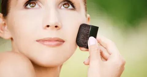 Nejkrásnější trendy pro perfektní letní make-up. Jak se nalíčit v létě, a čemu se naopak vyhnout, poradí vizážistka