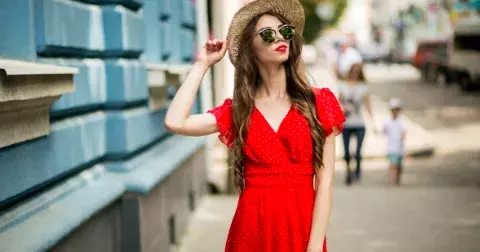 A​ktuální módní trendy pro ženy nad 50 let: Vedou tlumené palety barev, výrazné šaty a transparentní sukně. Víme, jak je začlenit do svého šatníku