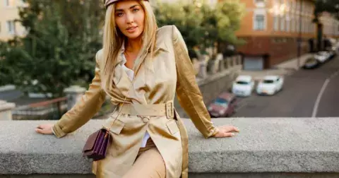 Zkrácená verze jednoho oblíbeného kabátu dala vzniknout bundě, která žádné ženě nesmí chybět v jarním šatníku. Jak ji nosit stylově?