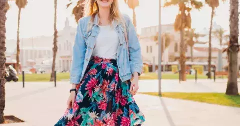 Nejkrásnější letní midisukně, které sednou každé postavě. Letos se nejvíce nosí áčkové, s knoflíky a v sytých barvách