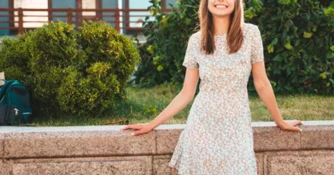 13 kousků podle redakce, které nesmějí chybět ve vašem univerzálním letním šatníku. Nejdůležitější je bílé triko