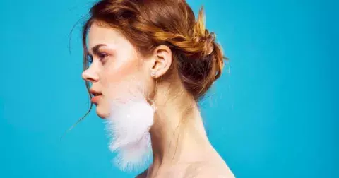 Nejstylovější účes letošního léta jsme milovaly v devadesátkách: Pramínky jen tak ledabyle spadlé kolem obličeje