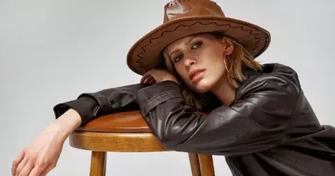 Tmavý denim a čokoládová kůže jsou největšími trendy podzimu 2025. Jak je nosit bez pocitu, že se snažíte vypadat mladší?