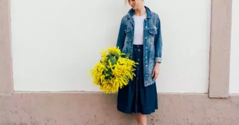 Midi sukně z tohoto materiálu se skvěle doplňují s botami i svetrem. Ty nejkrásnější jsme pro vás vybrali do galerie