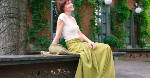 Nemusíte ukazovat boky ani pas. Tato sukně je hitem podzimu 2025 a ukáže přesně to, co chcete