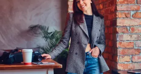 Toto sako změní váš postoj i styl: Nezbytné kousky v podzimním šatníku pro ženy 50+