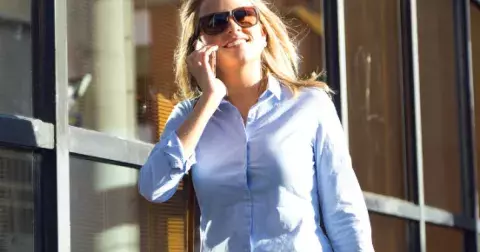 Na podzim se budou nosit retro košile ve sportovních barvách: Oblékněte jasně modrou nebo čokoládově hnědou