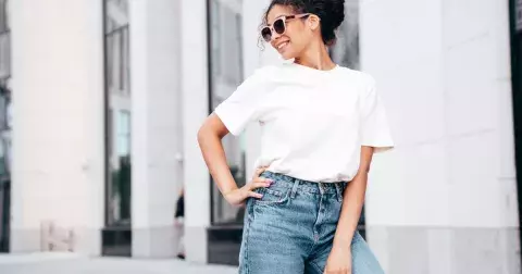 Bílé tričko jako basic kousek šatníku. Víme, jak oživí váš outfit a jakých chyb se vyvarovat v jeho nákupu i nošení