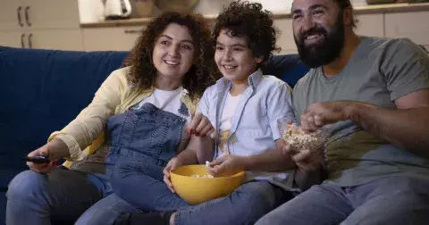 Plánujete seriálový večer s rodinou? 5 nadčasových sitcomů, které rozesmějí všechny generace a nikdy neomrzí