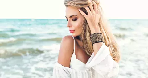 Největší make-up trendy roku 2025: Ani v létě se nebojte sytě třešňových rtů a žhavých kouřových stínů. Trendy osmdesátek se vracejí