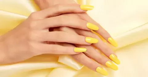 Slaďte manikúru a pedikúru do máslově žluté. Letos je barvou léta a sluší i ženám po padesátce