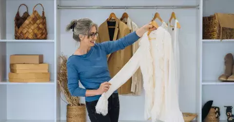 Co nenosit po padesátce? Těchto 5 oblíbených, ale nelichotivých kousků jednou provždy ze šatníku vyřaďte