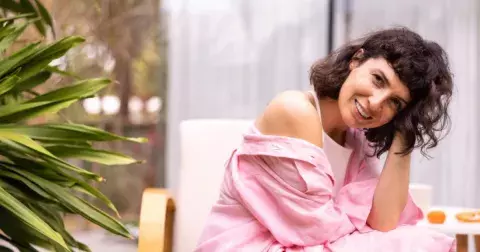 Pudrově růžová je naprostým hitem sezony. Jak ji nosit i po 50, abyste byla elegantní, nikoli trapná