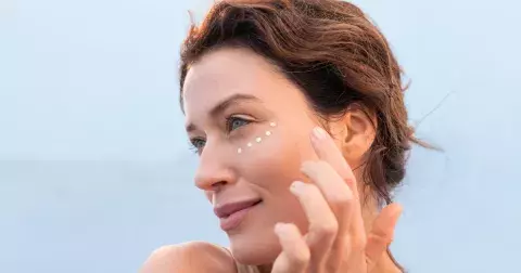 Minimalistická péče o pleť v létě jako základ: Tyto trendy si zamilujete. Skincare back to basics