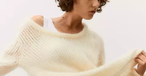 Lehké svetry (nejen) na pozdní večery: Vsaďte na kvalitní materiály. Kašmír, mohér či úplet vám dopřejí luxus i pohodlí