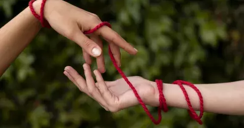 Karmické vztahy jsou destruktivní, přesto z nich nezvládáme odejít. Jak poznat i podle znamení zvěrokruhu, že se týkají zrovna vás?