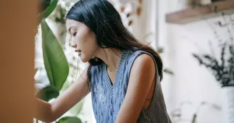 Zbožňují je ženy 60+ v Římě i v Praze: Pletené vesty, které vás obejmou. Kombinace s košilemi a hedvábím rozhodně není jen pro babičky