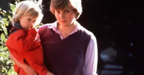 Průhledná sukně cudné princezny Diany šokovala konzervativní Brity, ale dodnes je ikonickým doplňkem