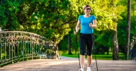 Jedna procházka denně: Kolik minut potřebujete ujít abyste zhubli, nebolela vás záda a klouby? Stačí málo