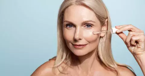 Správná sluneční péče je nezbytná pro krásu i pro zdraví. Jak se starat o obličej v horkých dnech, poradí dermatoložka. Produkty najdete v galerii