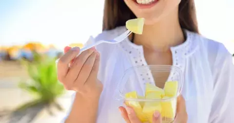 Toto ovoce by měla jíst každá žena nad 50 let: Pomůže s celulitidou, hubnutím i křečáky