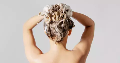 Největší chyby při mytí vlasů, kvůli kterým máte vlasy splihlé, mastné nebo roztřepené: Které nedostatky v péči o kadeře se týkají i vás?