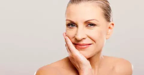 Jak rozjasnit pleť bez make-upu: Přirozený glow ve zralém věku zaručí tato trojice