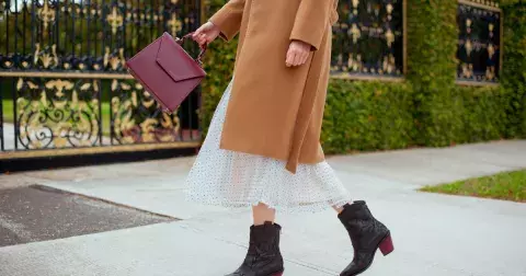 Kovbojské boty ovládnou podzim. Jak je oblékat stylově i odvážně? Ženám 40+ dodají šmrnc i punc luxusu