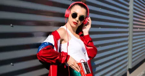 Kvíz: Pamatujete si papírovou bundu, doma vyráběné plísňáky nebo shánění bonů od veksláků? Vzpomeňte si, co se nosilo za socialismu