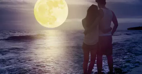 Srpen pod vlivem úplňku: Srpnový úplněk ovlivní emoce, zdraví i ženskou energii. Nepevné vztahy se otřesou v základech