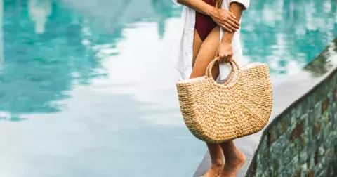 Na kabelky zapomeňte. Létu vládnou plážové tašky, kam schováte vše, co potřebujete. Nejkrásnější tašky jsme vybrali do galerie