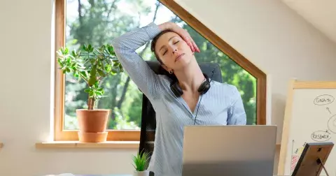Kancelářské cviky pro protažení a posílení zádových svalů. Cvičte je každý den a vyhnete se bolestem zad. Vaše svaly se uvolní i posílí