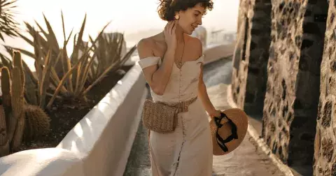 Plážové šaty, které unosíte i ve městě: Vzdušné přírodní materiály snadno doladíte těmito 3 doplňky