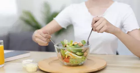 Těžko uvěřit, ale nízkotučná dieta může hubnutí naopak zpomalit, říkají odborníci. Jedna věc je daleko horší než tuk