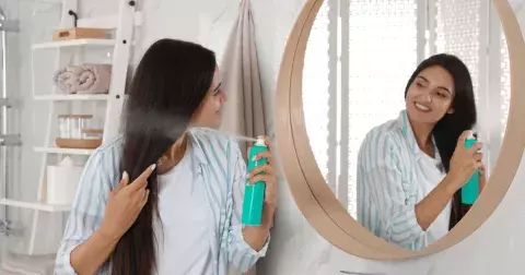 Suché šampony vás zachrání na dovolené i v rozpáleném městě: Výběr těch nejlepších podle redakce. Ty účinné v poměru cena-výkon seženete už kolem stovky