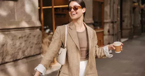 V barvě kávy: Zahalte se do tónů hnědé a béžové, které dají vyniknout opálené pokožce. Stylistka poradí, jak je nejlépe kombinovat