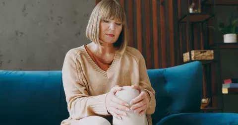 Těchto 5 účinných cviků pro pevná kolena předchází bolestem a udrží klouby v kondici i po 50