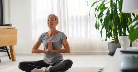 Poloviční most: Zázračný cvik na hormonální rovnováhu, zdravá záda i lepší náladu. Cvičit jej mohou i dříve narození. Návod v galerii