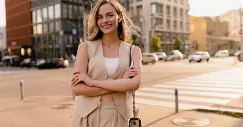 Nebojte se vyzkoušet něco nového: Svetrové vesty a vesty obecně jsou elegantní variací pro jaro a podzim