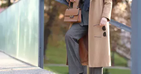 Nebuďte šedá myška: Nejlepší tipy na trendy podzimní outfity do kanceláře. Kostka nebo karamel jsou top!