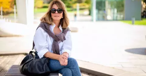 Bílá košile pro podzim 2025 vypadá jinak: Vyšívané motivy, oversized střihy i netradiční prvky sluší i zralým ženám