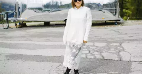 Jemná krajka a teplé svetry: Nesourodá kombinace na babí léto, která však spolehlivě funguje v každém věku. Víme, jak ji nosit