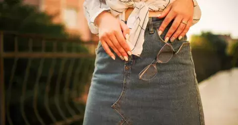 Denimové sukně jsou na pozdní léto ideální: Nosit se letos budou v délce mini, midi i maxi. Která padne právě vám a jak ji doplnit?
